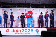 ミャクミャクにツッコミを入れられる福本大晴。（提供：2025年日本国際博覧会協会）