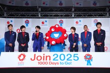 Aぇ! groupとミャクミャク。（提供：2025年日本国際博覧会協会）