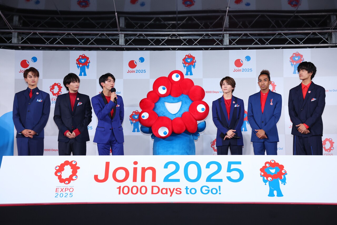 Aぇ! groupとミャクミャク。（提供：2025年日本国際博覧会協会