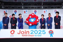 Aぇ! groupとミャクミャク。（提供：2025年日本国際博覧会協会）