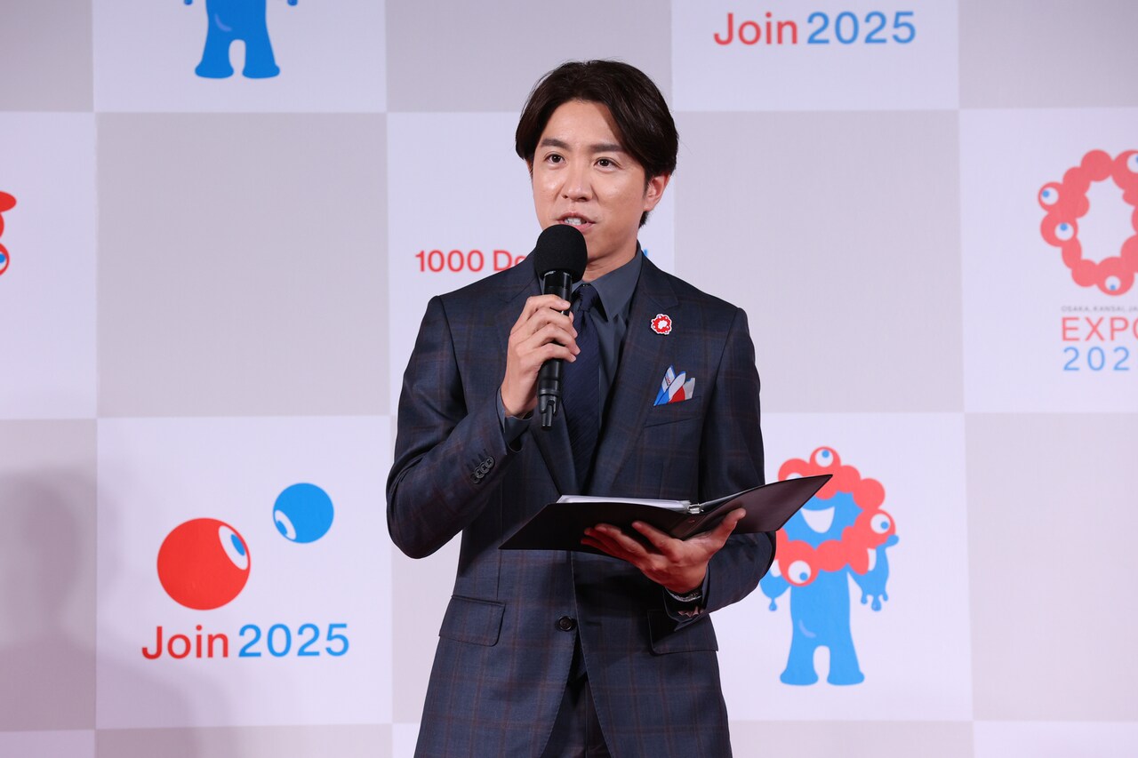 福本大晴 万博 クリアうちわ EXPO 万博ギャグ”を披露する福本大晴。（提供：2025年日本国際博覧会