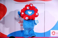 手を振るミャクミャク。（提供：2025年日本国際博覧会協会）