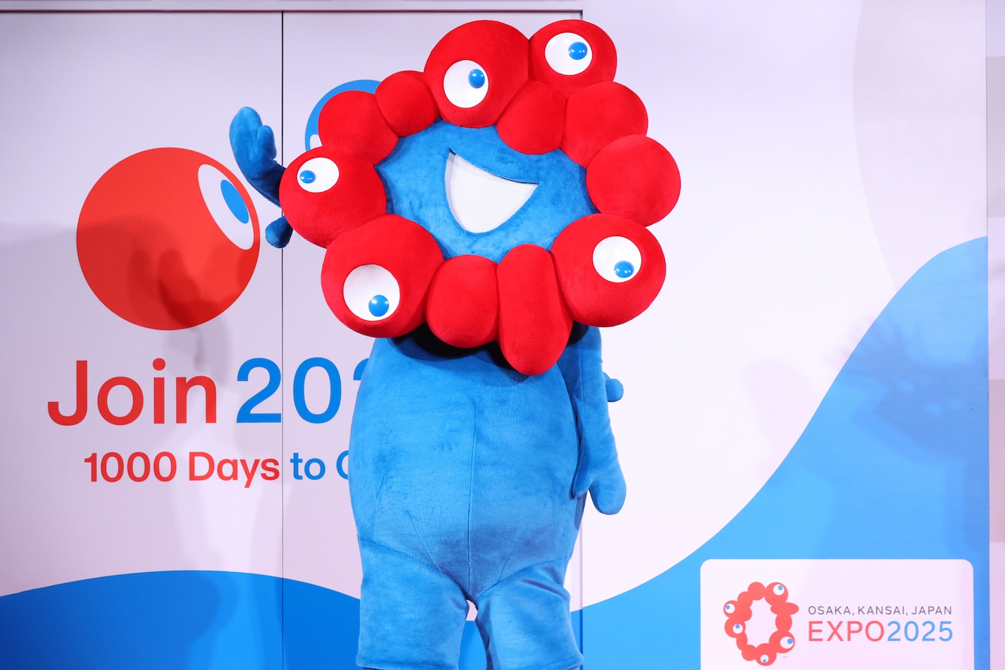 手を振るミャクミャク。（提供：2025年日本国際博覧会協会）