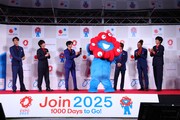ミャクミャクに向けて拍手するAぇ! group。（提供：2025年日本国際博覧会協会）