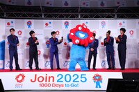 ミャクミャクに向けて拍手するAぇ! group。（提供：2025年日本国際博覧会協会）