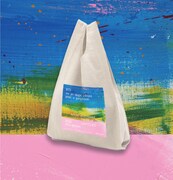 物販コーナーで販売される、「D'FESTA」折り畳み式のArtist paintingエコバッグ。(c)DISPATCH