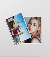 物販コーナーで販売される、「D'FESTA」オリジナルポストカード。(c)DISPATCH