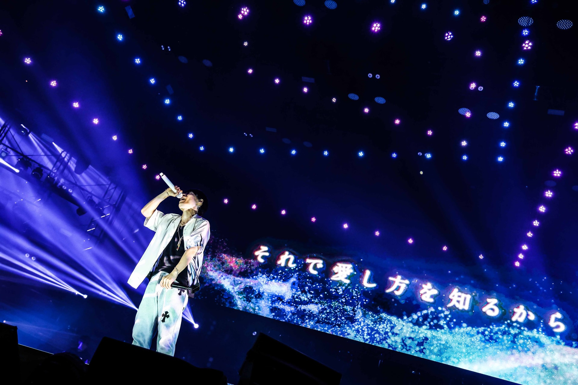 UVERworld、crewと最高の夜を過ごした夏の日本武道館ライブ（ライブ