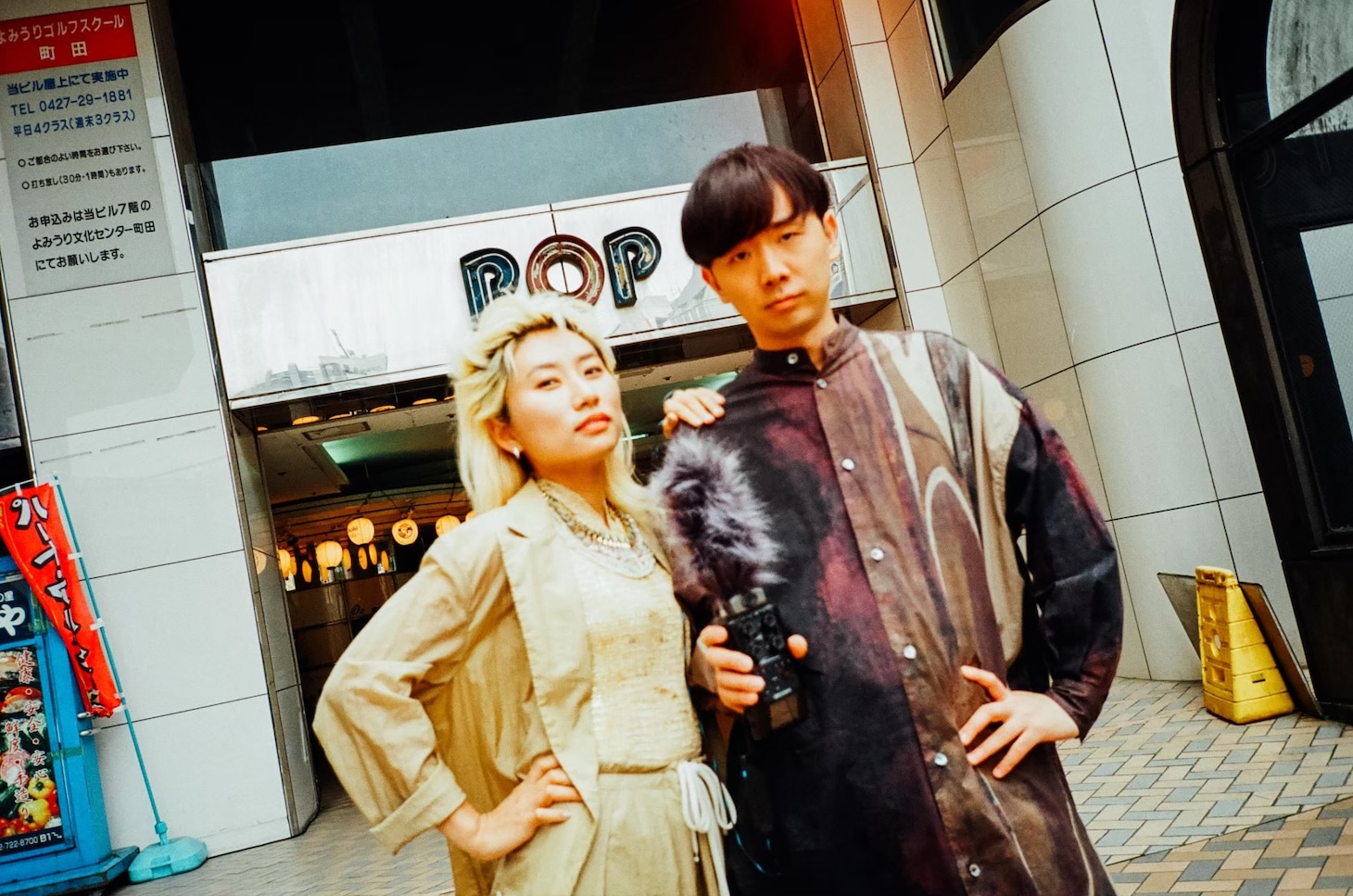 左からユナ（Dr, Cho / CHAI）、西田修大。（Photo by Kana Tarumi）