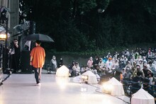 傘をさしてステージ上をそぞろ歩く高城晶平（Vo, Flute, G）。（撮影：廣田達也）