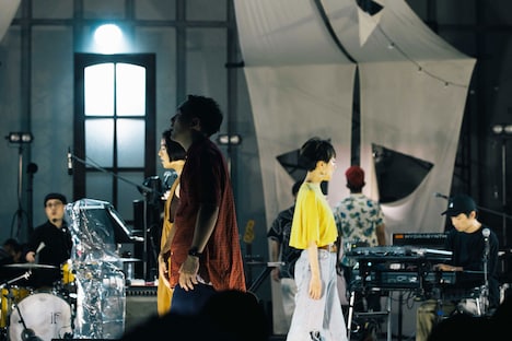 ステージ上を思い思いの方向にそぞろ歩くメンバーたち。（撮影：廣田達也）