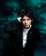 「装苑」9月号「装苑男子 vol.45」より赤楚衛二。