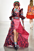 「装苑」9月号「DOKKA vivid 22歳のガールズパワーとアクション」より。