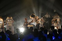 ギター演奏でGran☆Cielのライブに加わる三宅英明＆三宅音太朗親子。（撮影：林晋介）