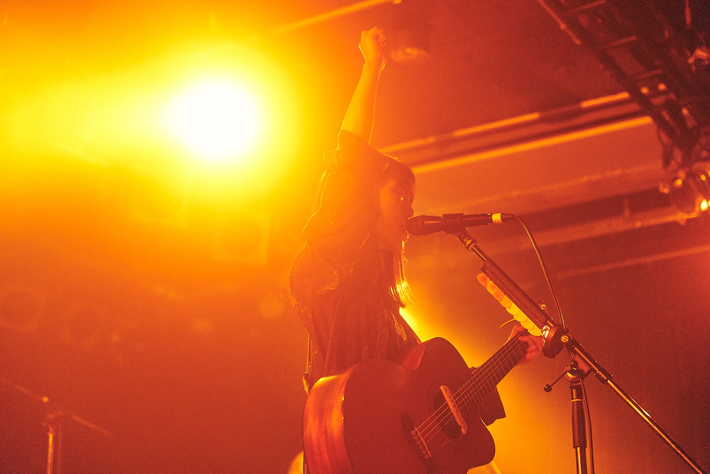 堀胃あげは（Vo, G / 黒子首）（撮影：森川亮太）