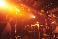黒子首×泣き虫、念願のツーマンライブでコラボ曲「やさしい怪物」パフォーマンス