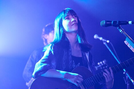 堀胃あげは（Vo, G / 黒子首）（撮影：森川亮太）