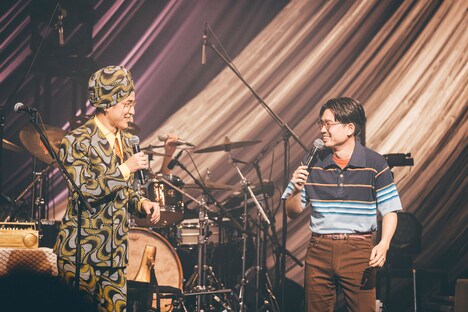 トークを繰り広げるマハラージャンとハマ・オカモト（OKAMOTO’S）。（撮影：西槇太一）