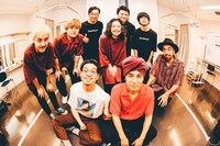 マハラージャン、ハマ・オカモト（OKAMOTO’S）、バンドメンバーの集合写真。（撮影：西槇太一）