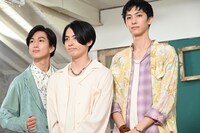 （左から）池田彪馬、松村和哉、こちらを見る古川毅。