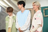 コメント収録で笑顔を見せる（左から）伊藤壮吾、ジャン海渡、田中洸希。