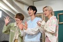 カメラに向かって手を振る（左から）伊藤壮吾、ジャン海渡、田中洸希。