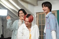 コメント収録で爆笑する（左から）柴崎楽、志村玲於、飯島颯。