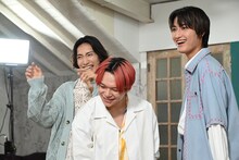 コメント収録で爆笑する（左から）柴崎楽、志村玲於、飯島颯。