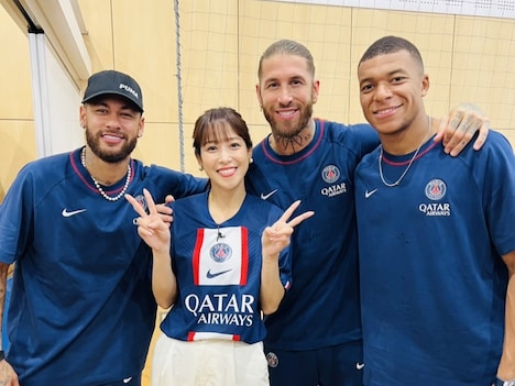 左からネイマール、鷲見玲奈、S・ラモス、エムバペ。(c)TBS