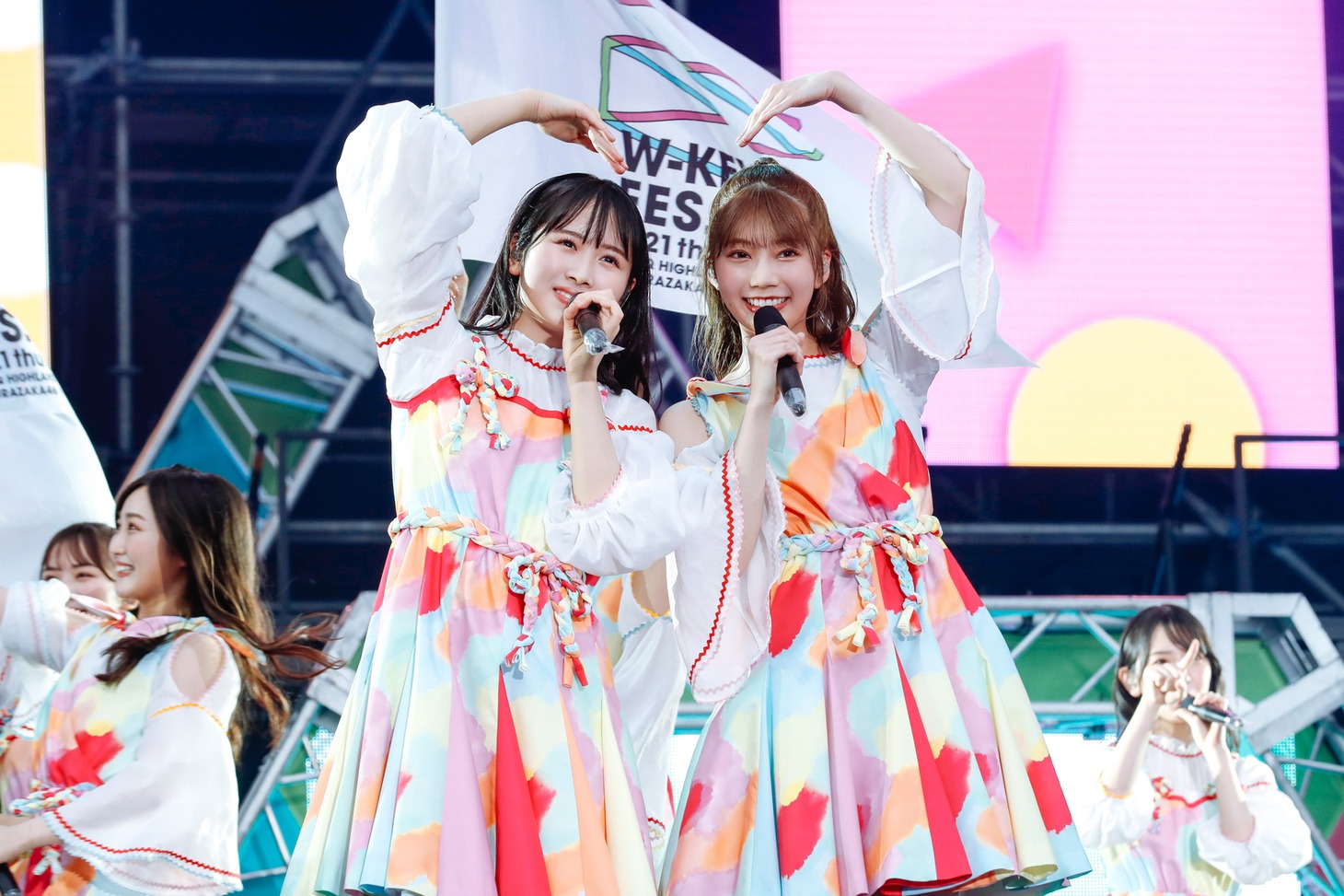 ポーズを決める上村ひなの（左）と高本彩花（右）。（撮影：上山陽介）