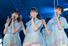 左から河田陽菜、丹生明里、松田好花。（撮影：上山陽介）