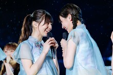 見つめ合う小坂菜緒（左）と佐々木美玲（右）。（撮影：上山陽介）