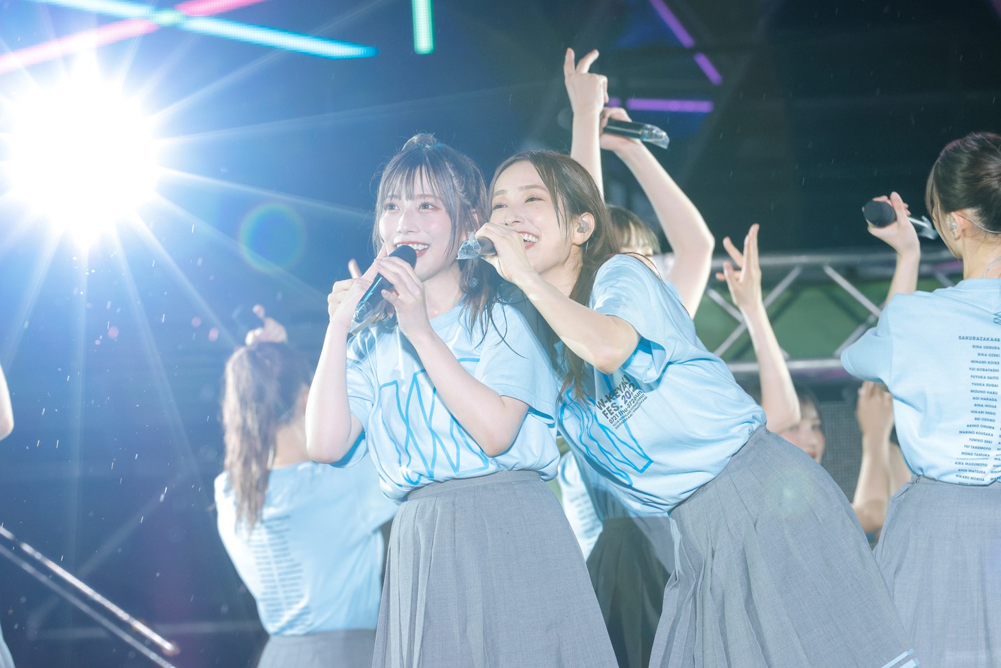 肩を寄せ合う東村芽依（左）と佐々木久美（右）。（撮影：上山陽介）