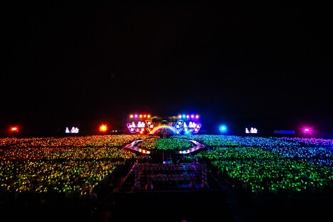 虹色に染まったコニファーフォレスト。（撮影：上山陽介）