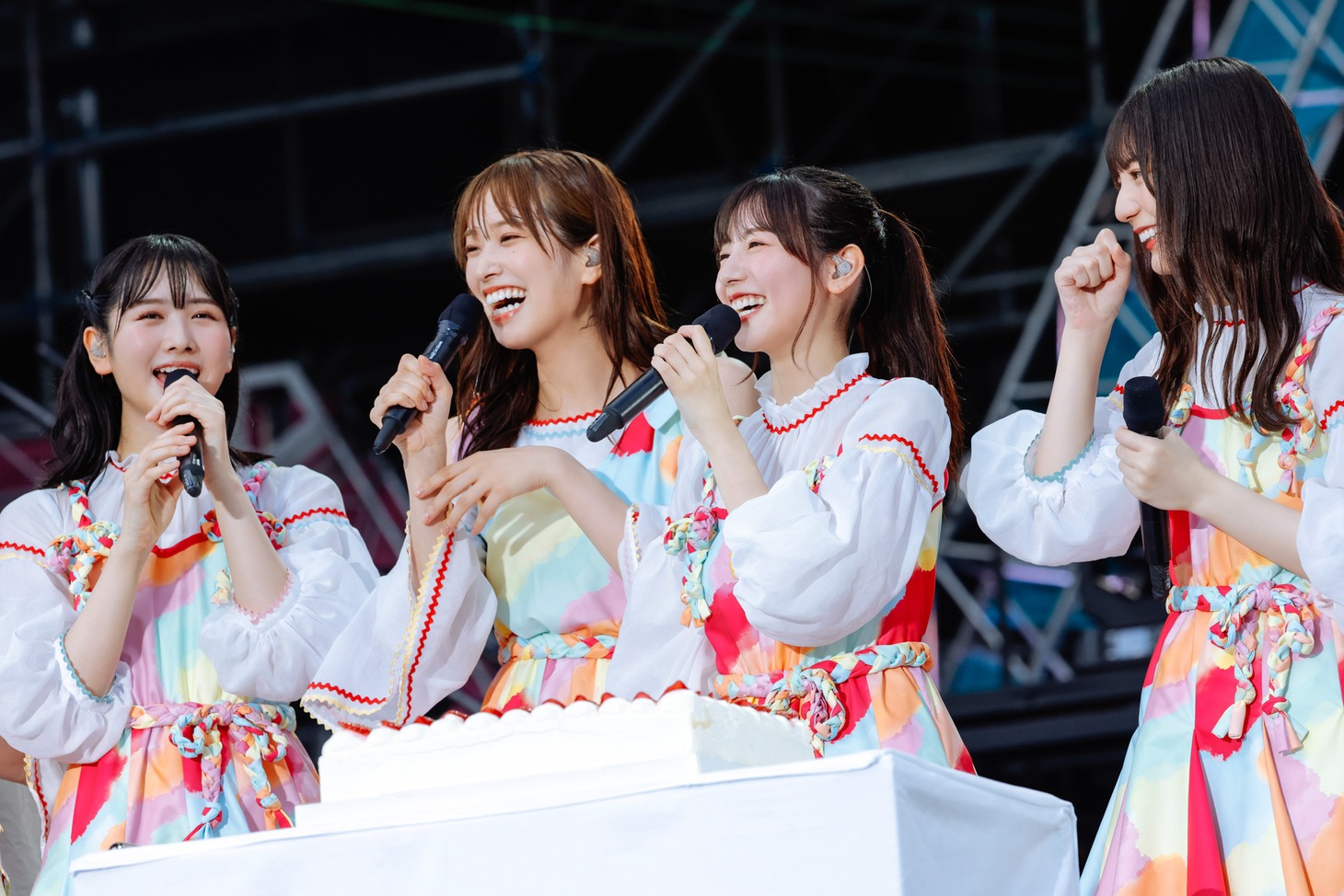 メンバーとおひさまから祝福を受ける河田陽菜（右から2番目）。（撮影：上山陽介）