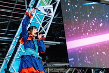 影山優佳のタオルを回す高瀬愛奈。（撮影：上山陽介）