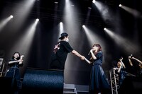 握手をするブタ山氏（アリオラジャパン）とプー・ルイ（PIGGS / プープーランド）。（Photo by Viola Kam［V'z Twinkle］）