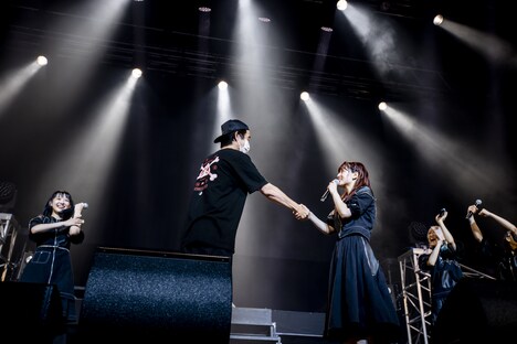 握手をするブタ山氏（アリオラジャパン）とプー・ルイ（PIGGS / プープーランド）。（Photo by Viola Kam［V'z Twinkle］）