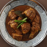 「ベンガル料理が食べたい」より「赤いチキンカレー」。