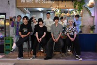 [Alexandros]（前列）と「六本木クラス」のキャスト陣（後列）。(c)Kwang jin /tv asahi