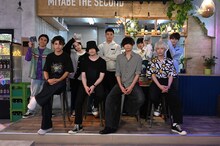 [Alexandros]（前列）と「六本木クラス」のキャスト陣（後列）。(c)Kwang jin /tv asahi