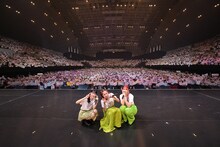 「Little Glee Monster Live Tour 2022 Journey」ツアーファイナル時の記念撮影の様子。（Photo by Yusuke Satou）