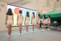 OKI.7STARSのデビューイベント「めんそーれ！オキナナの夏」の様子。（提供：タワーレコード）