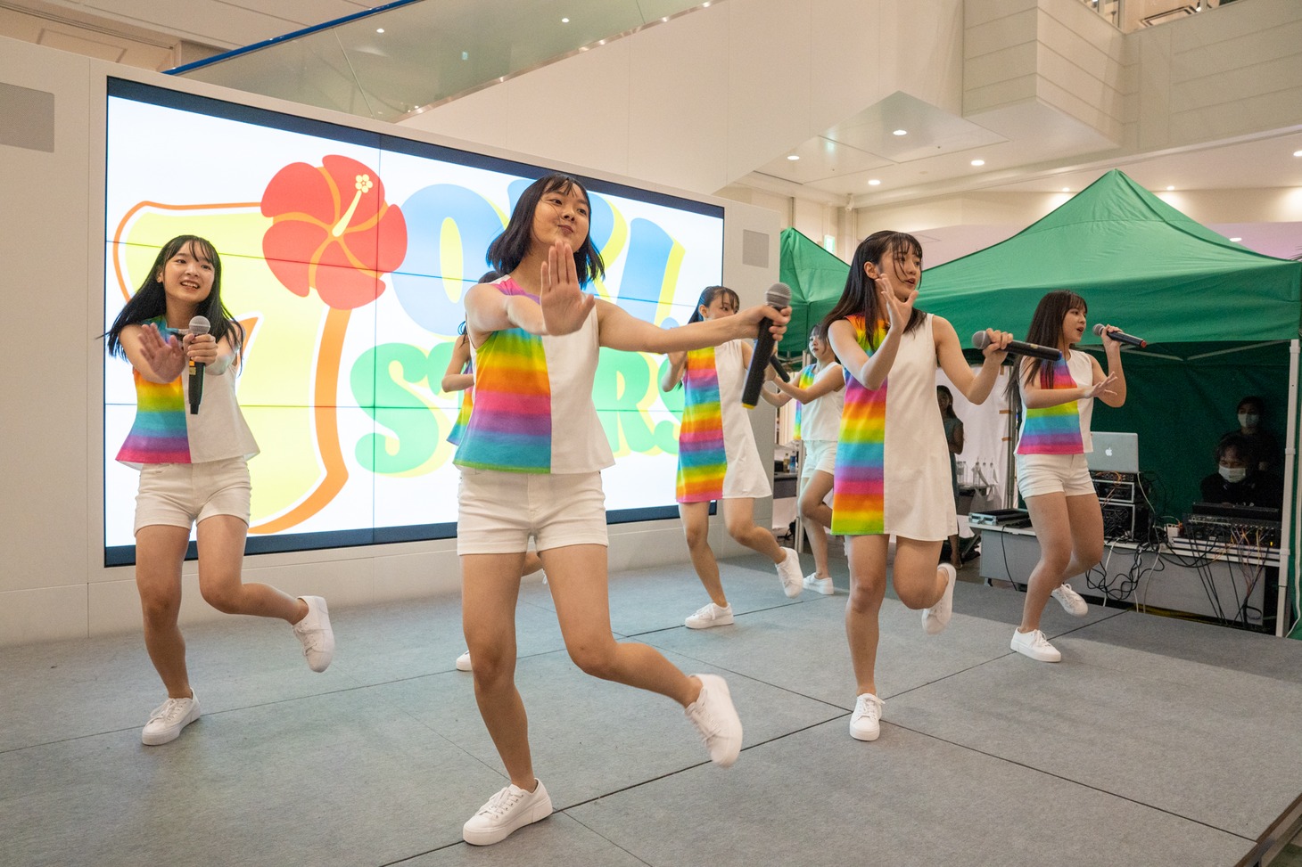 OKI.7STARSのデビューイベント「めんそーれ！オキナナの夏」の様子。（提供：タワーレコード）