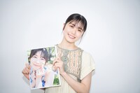 1stソロ写真集「やさしい関係」を手にした丹生明里。