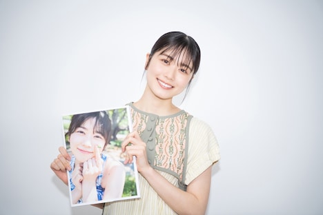 1stソロ写真集「やさしい関係」を手にした丹生明里。