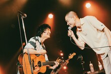 左から石崎ひゅーい、菅田将暉。