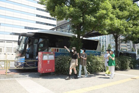 「Hulu BiSH iS OVER!」より、ロケバスに乗り込むBiSH。(c)NTV