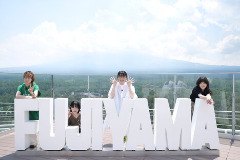 「Hulu BiSH iS OVER!」より、山梨・富士急ハイランドを訪れたBiSH。(c)NTV