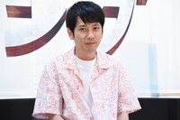 大学生の悩みに耳を傾ける二宮和也（嵐）。